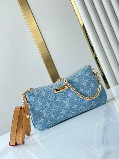 LIV POCHETTE 24 EN MONOGRAMA AZUL CON HERRAJES DORADOS