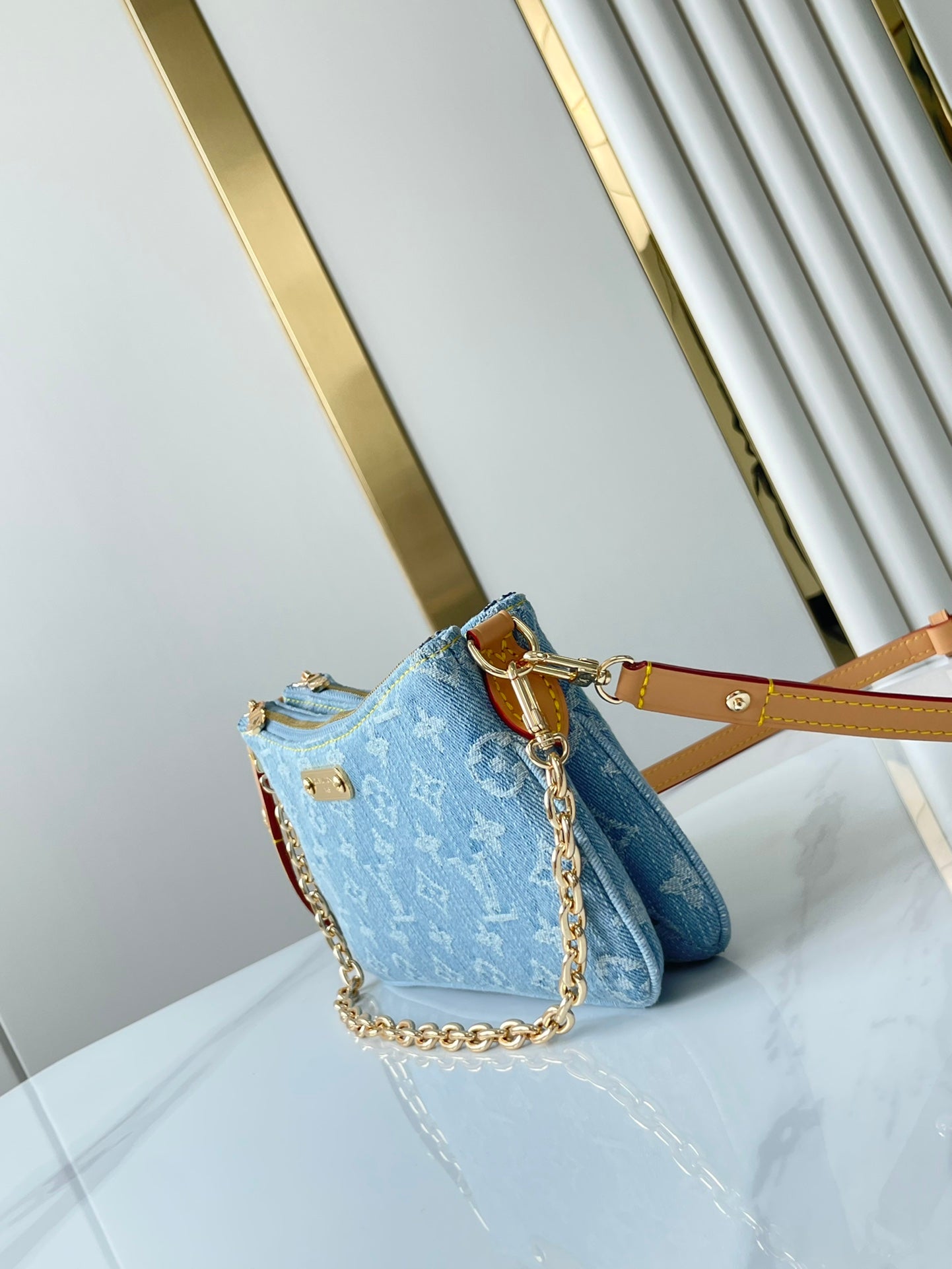 LIV POCHETTE 24 EN MONOGRAMA AZUL CON HERRAJES DORADOS