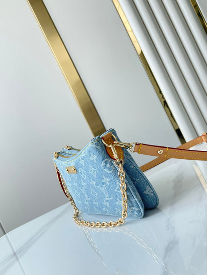 LIV POCHETTE 24 EN MONOGRAMA AZUL CON HERRAJES DORADOS