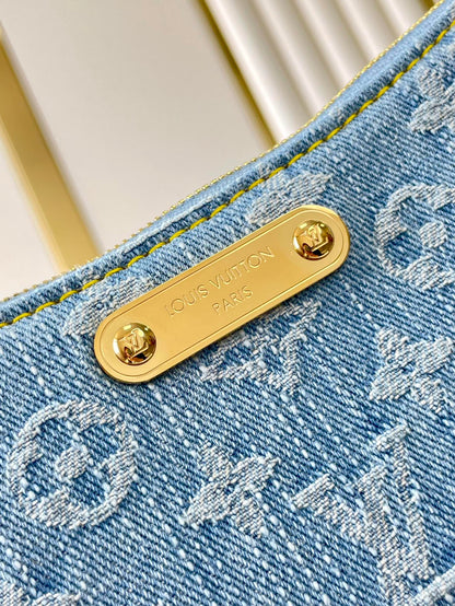 LIV POCHETTE 24 EN MONOGRAMA AZUL CON HERRAJES DORADOS