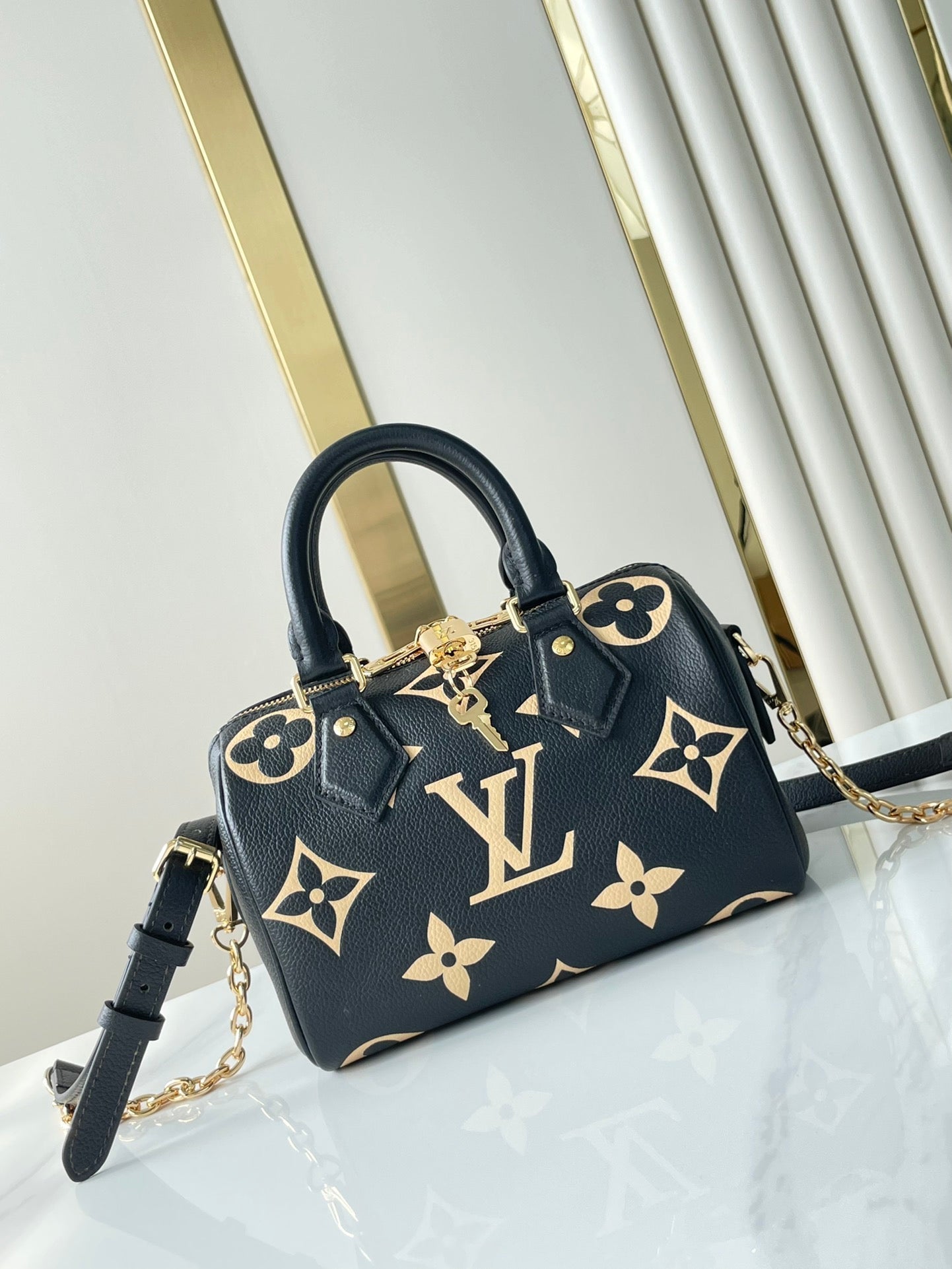 SPEEDY BANDOULI¨¨RE 20 EN CUERO NEGRO CREMA CON MONOGRAMA IMPRESO Y HERRAJES DORADOS
