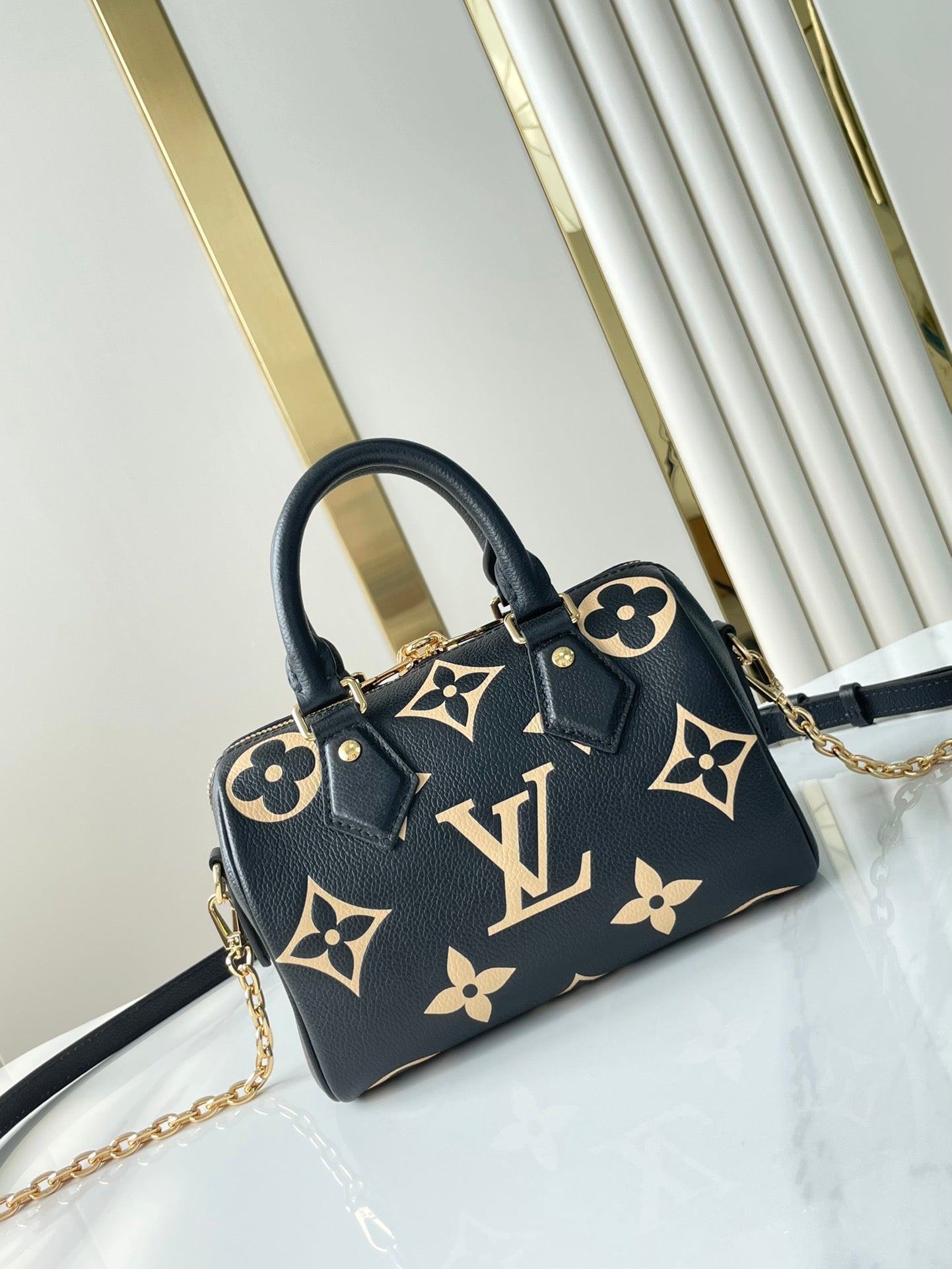 SPEEDY BANDOULI¨¨RE 20 EN CUERO NEGRO CREMA CON MONOGRAMA IMPRESO Y HERRAJES DORADOS