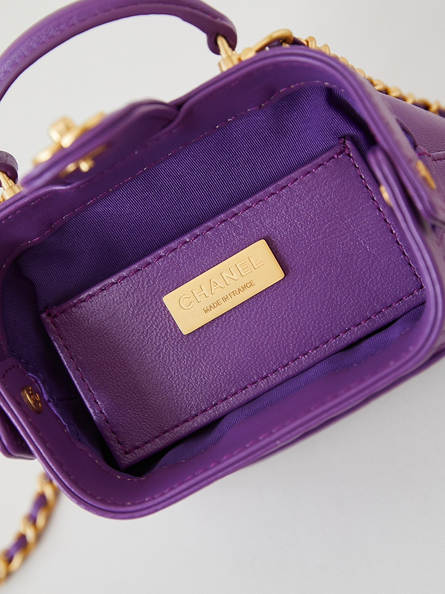 CC 24A Mini bolso de mano con asa superior, 13 cm, piel encerada morada, herrajes dorados 238457