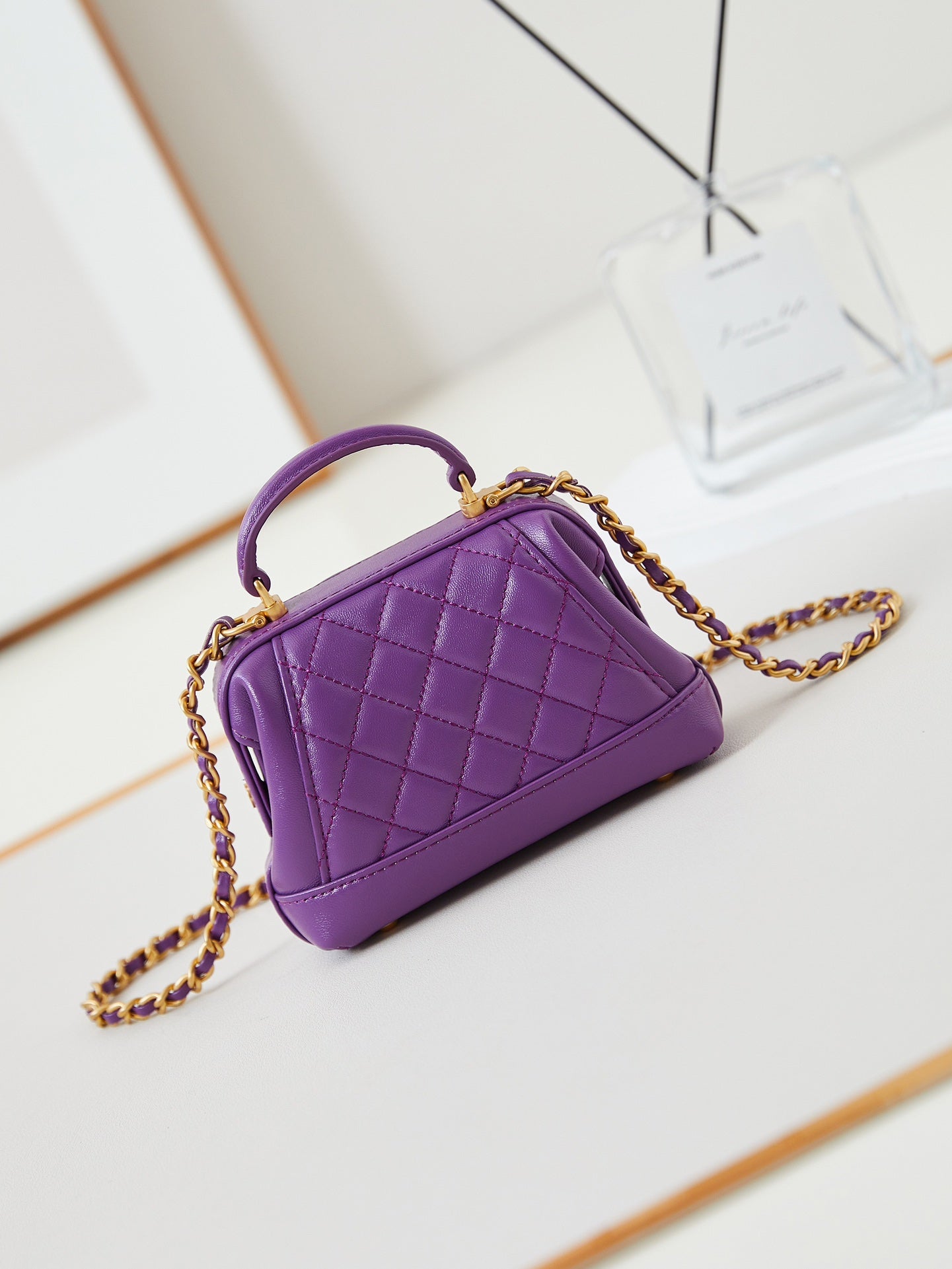CC 24A Mini bolso de mano con asa superior, 13 cm, piel encerada morada, herrajes dorados 238457