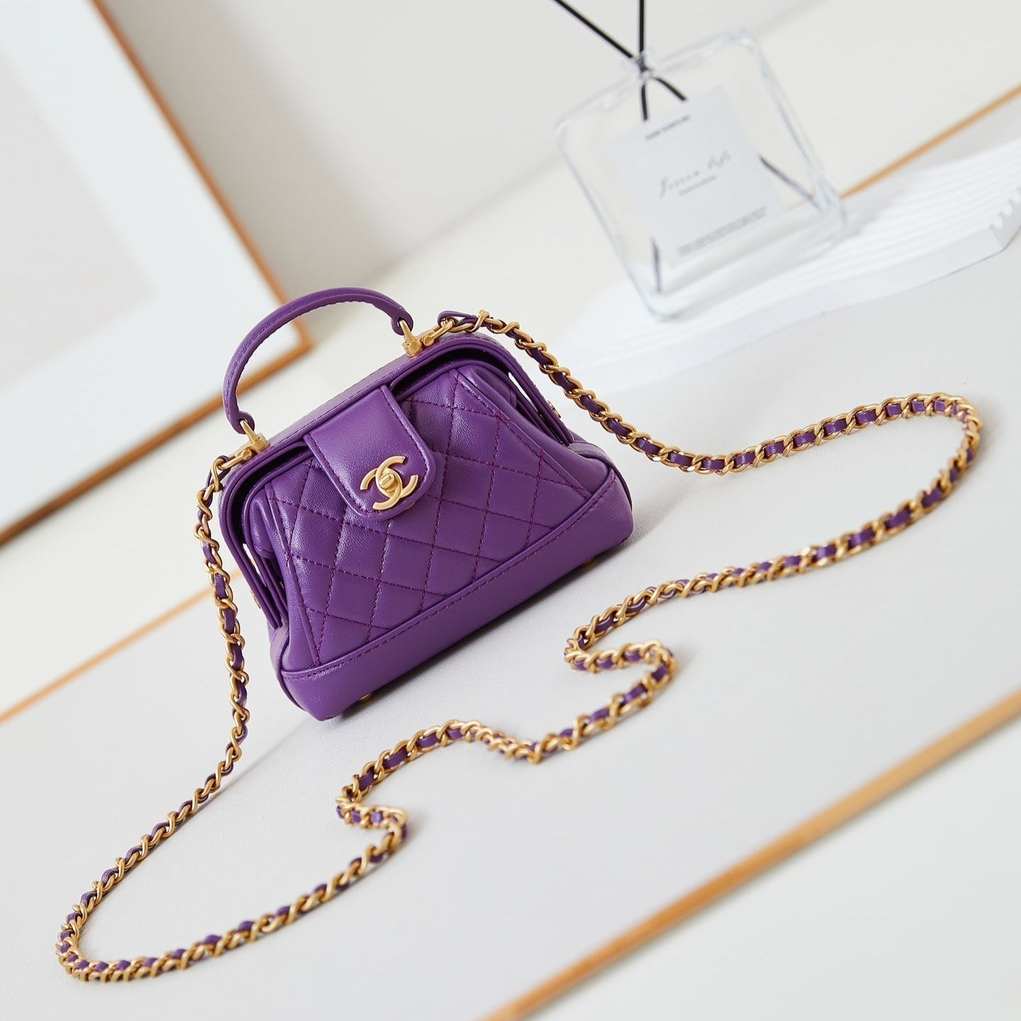 CC 24A Mini bolso de mano con asa superior, 13 cm, piel encerada morada, herrajes dorados 238457