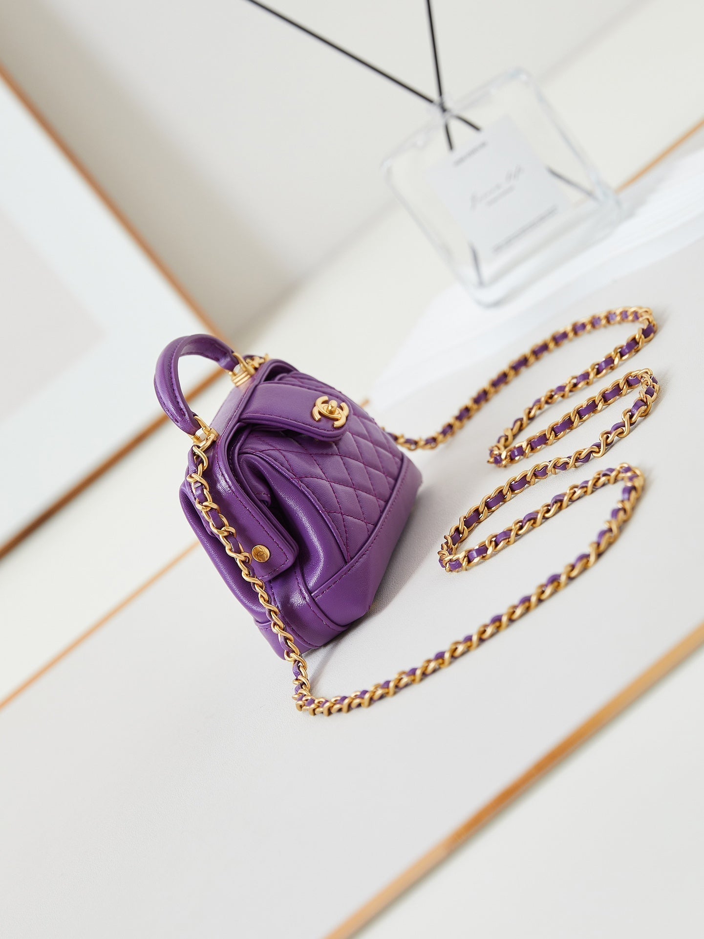 CC 24A Mini bolso de mano con asa superior, 13 cm, piel encerada morada, herrajes dorados 238457