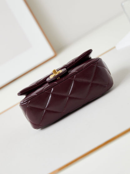 Sac à rabat CC avec poignée supérieure 19 cm en peau de mouton rouge vin, accessoires dorés 238483