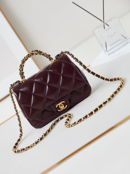 Sac à rabat CC avec poignée supérieure 19 cm en peau de mouton rouge vin, accessoires dorés 238483
