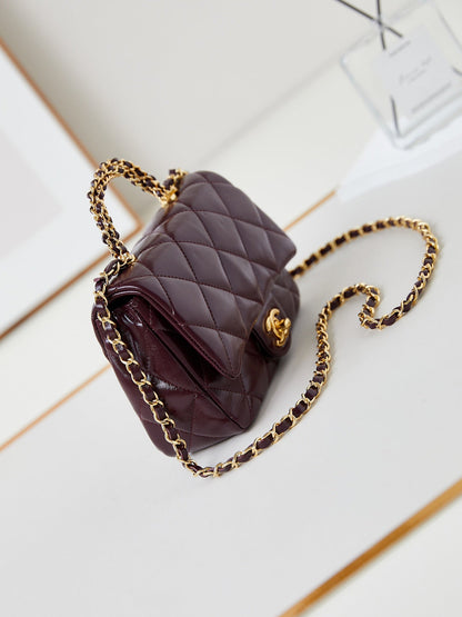 Sac à rabat CC avec poignée supérieure 19 cm en peau de mouton rouge vin, accessoires dorés 238483