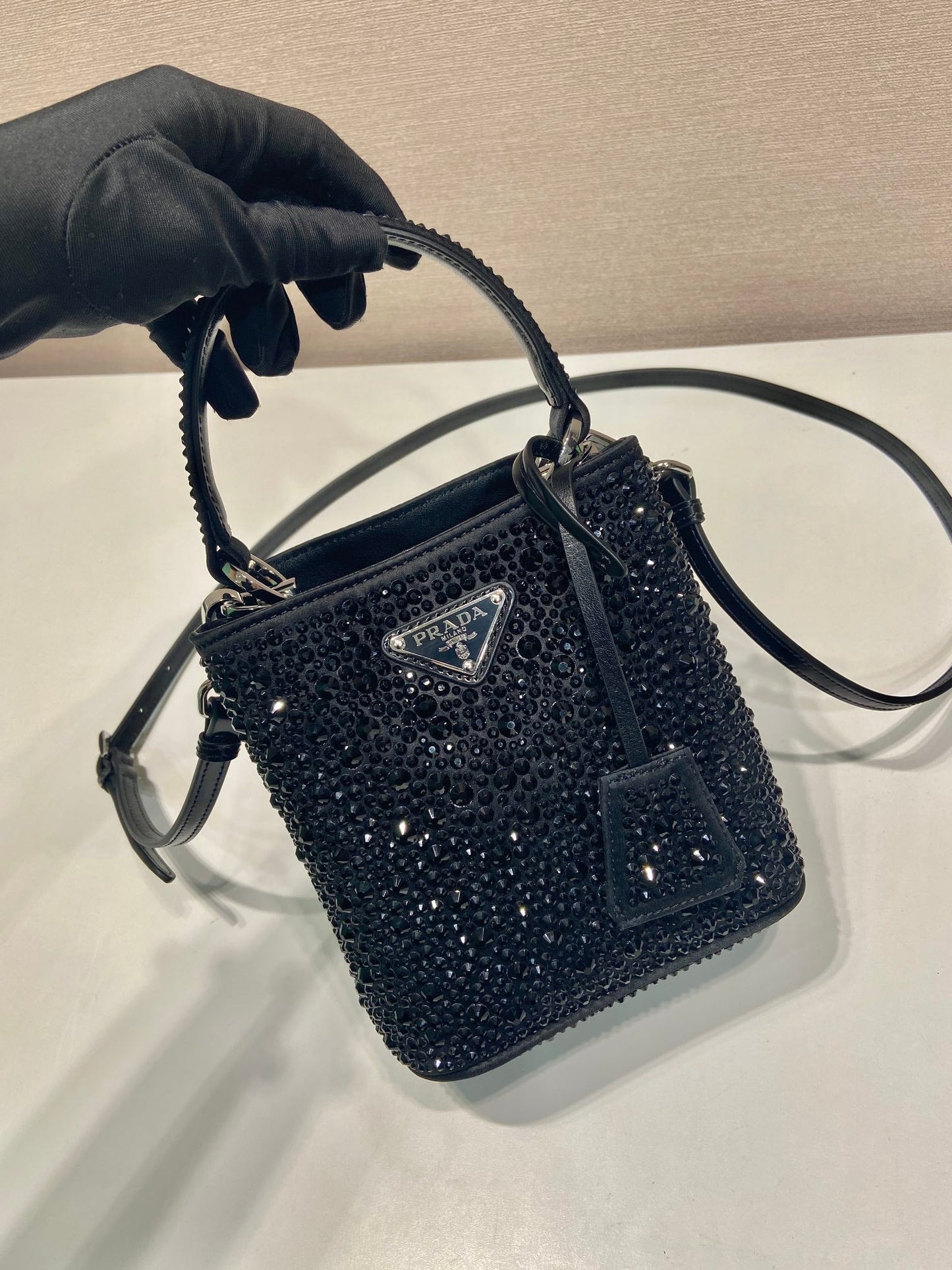 SAC SEAU PANIER 16 EN CUIR DE VEAU NOIR ATTACHÉ CRISTAUX PLEINS