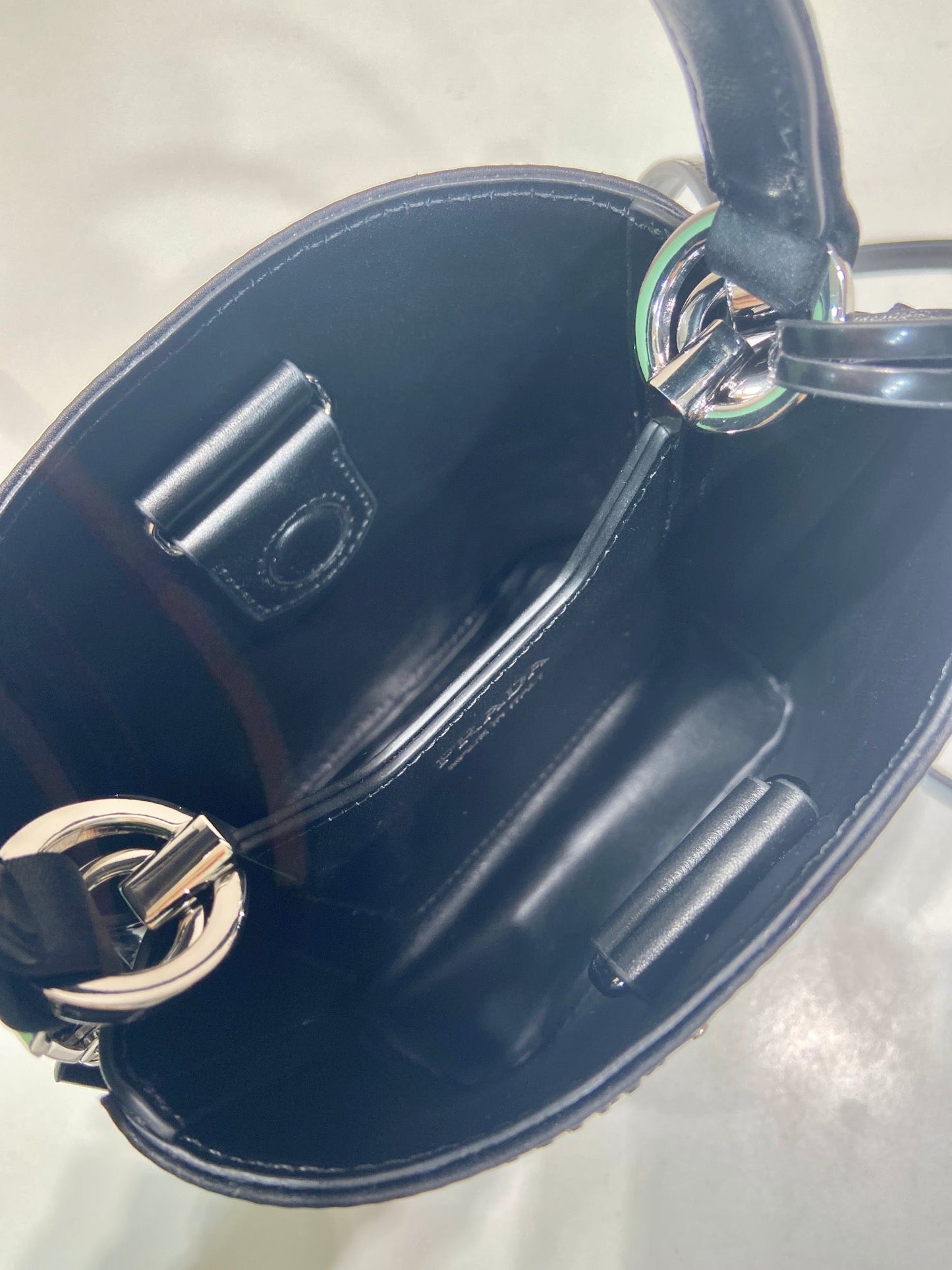 SAC SEAU PANIER 16 EN CUIR DE VEAU NOIR ATTACHÉ CRISTAUX PLEINS