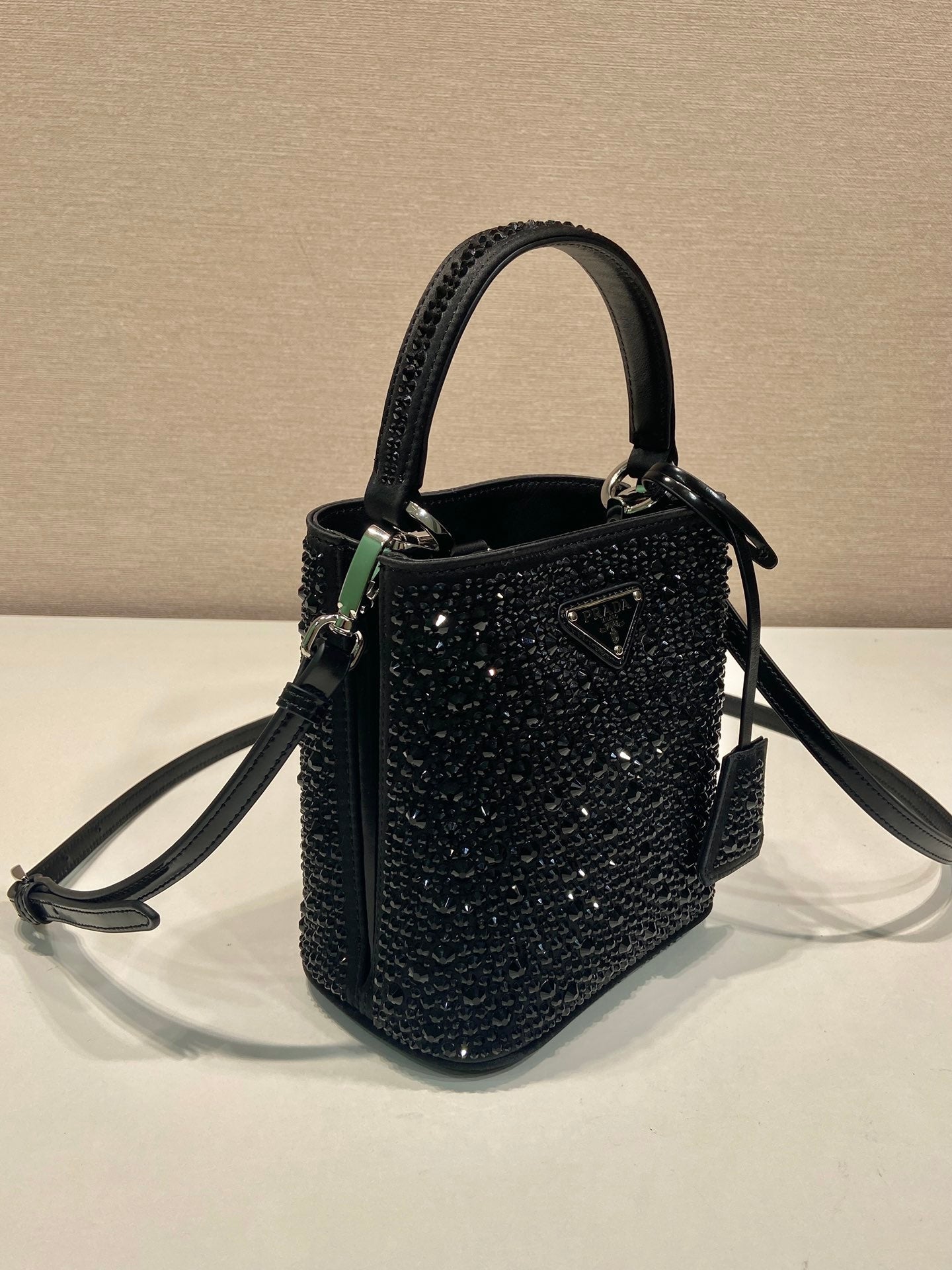 SAC SEAU PANIER 16 EN CUIR DE VEAU NOIR ATTACHÉ CRISTAUX PLEINS