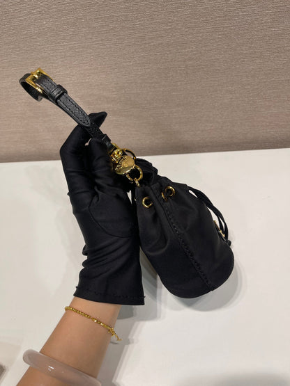 MINI BOLSO BUCKET 10 EN RE-NYLON NEGRO Y CORREA DE PIEL SAFFIANO