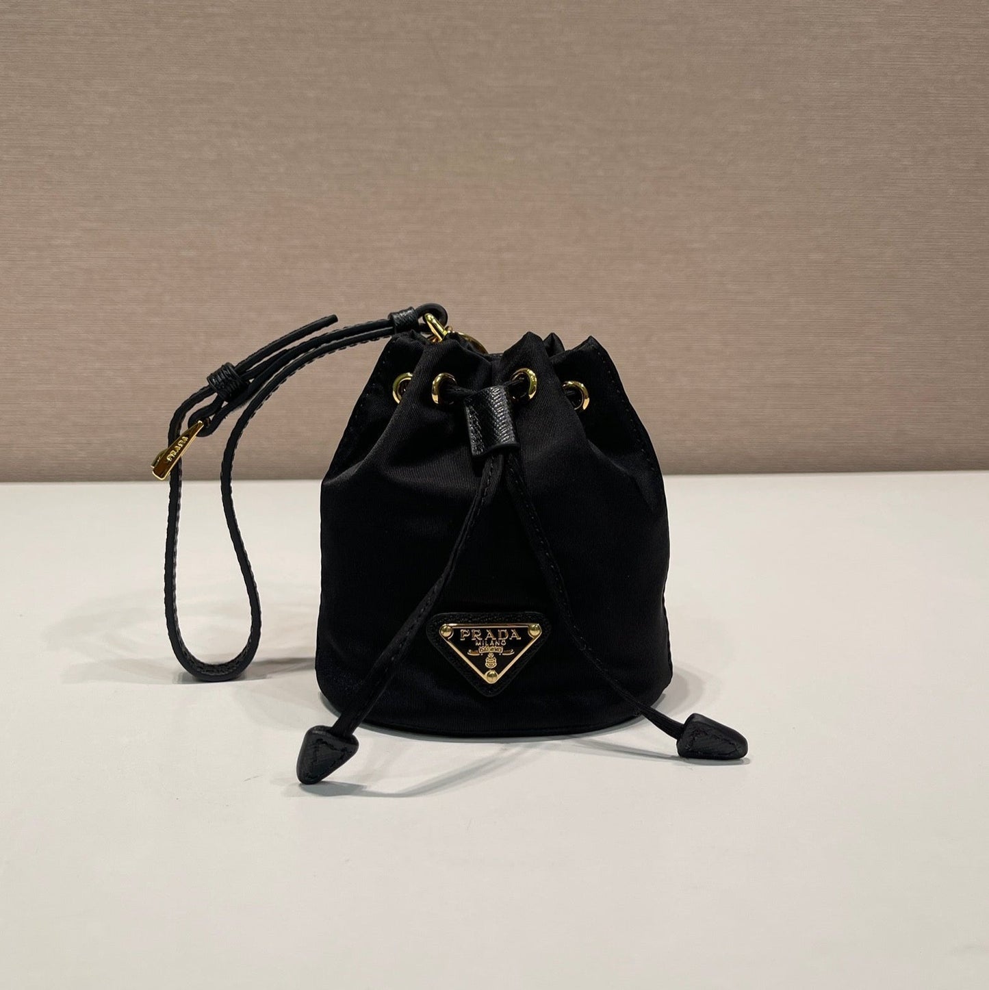 MINI BOLSO BUCKET 10 EN RE-NYLON NEGRO Y CORREA DE PIEL SAFFIANO