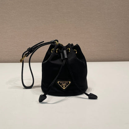 MINI BOLSO BUCKET 10 EN RE-NYLON NEGRO Y CORREA DE PIEL SAFFIANO