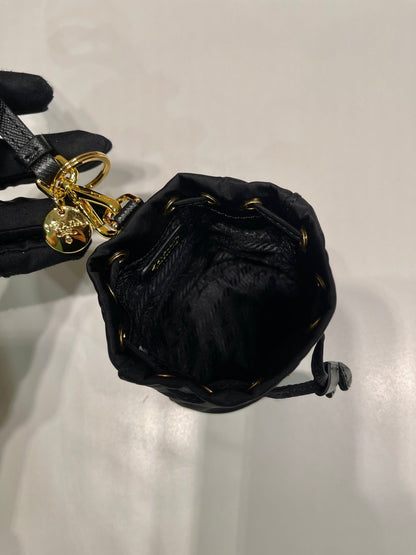 MINI BOLSO BUCKET 10 EN RE-NYLON NEGRO Y CORREA DE PIEL SAFFIANO