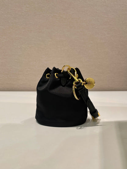 MINI BOLSO BUCKET 10 EN RE-NYLON NEGRO Y CORREA DE PIEL SAFFIANO