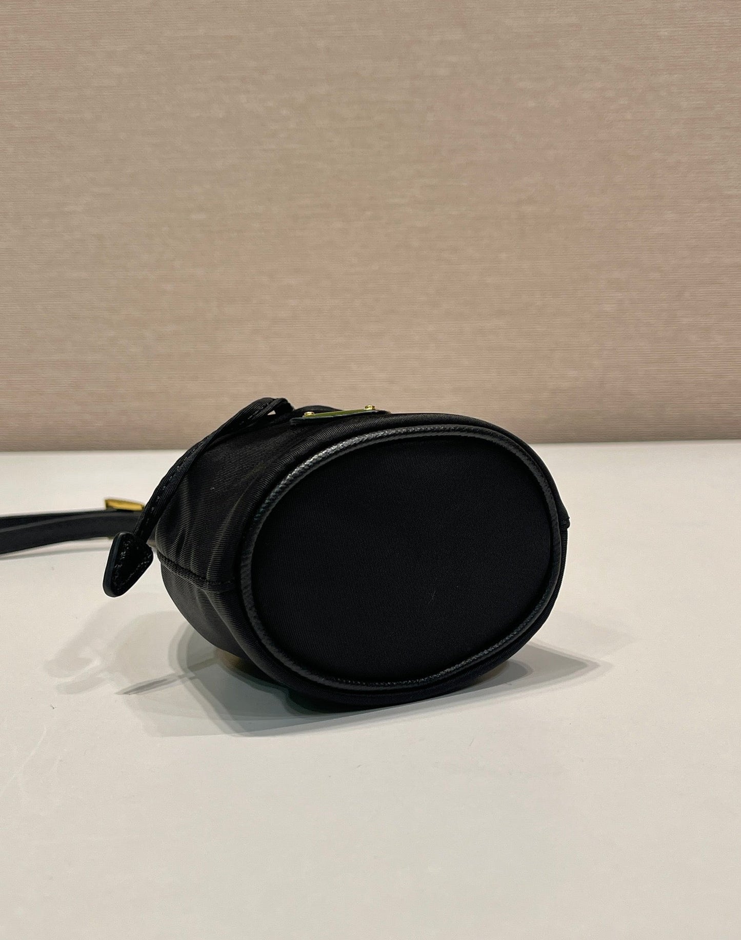 MINI BOLSO BUCKET 10 EN RE-NYLON NEGRO Y CORREA DE PIEL SAFFIANO