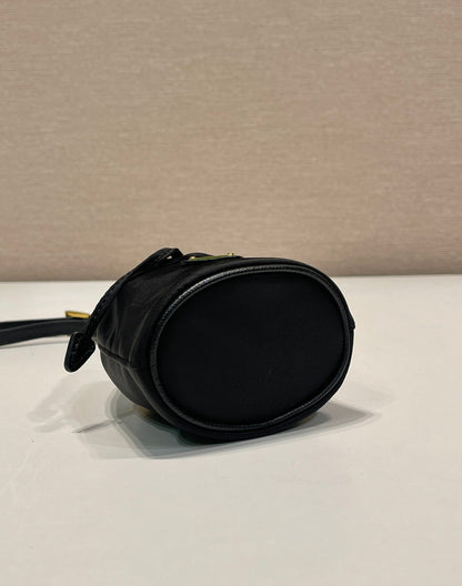 MINI BOLSO BUCKET 10 EN RE-NYLON NEGRO Y CORREA DE PIEL SAFFIANO