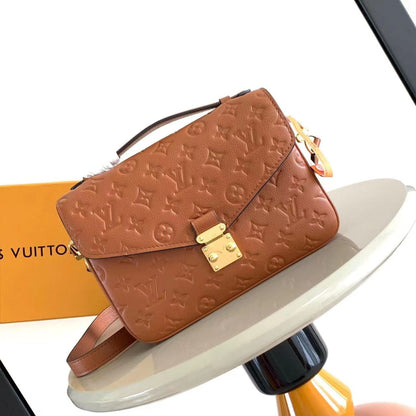POCHETTE M¨¦TIS 25 DE PIEL EMPREINTE MONOGRAMA COGNAC HERrajería ORO