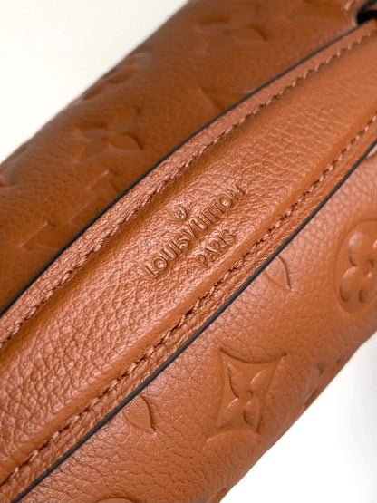 POCHETTE M¨¦TIS 25 DE PIEL EMPREINTE MONOGRAMA COGNAC HERrajería ORO