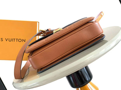 POCHETTE M¨¦TIS 25 DE PIEL EMPREINTE MONOGRAMA COGNAC HERrajería ORO