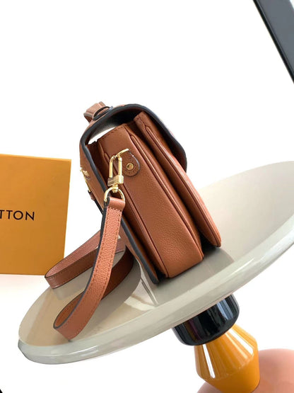 POCHETTE M¨¦TIS 25 DE PIEL EMPREINTE MONOGRAMA COGNAC HERrajería ORO
