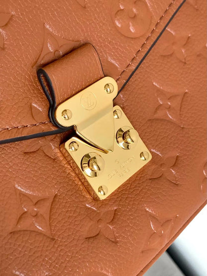 POCHETTE M¨¦TIS 25 DE PIEL EMPREINTE MONOGRAMA COGNAC HERrajería ORO