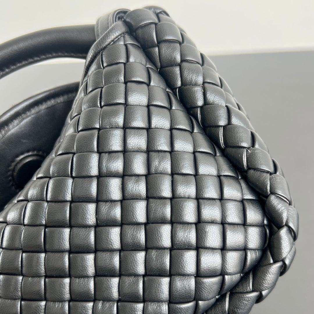 Petit sac à main BV Cobble Top Handle 23 cm en cuir d'agneau noir