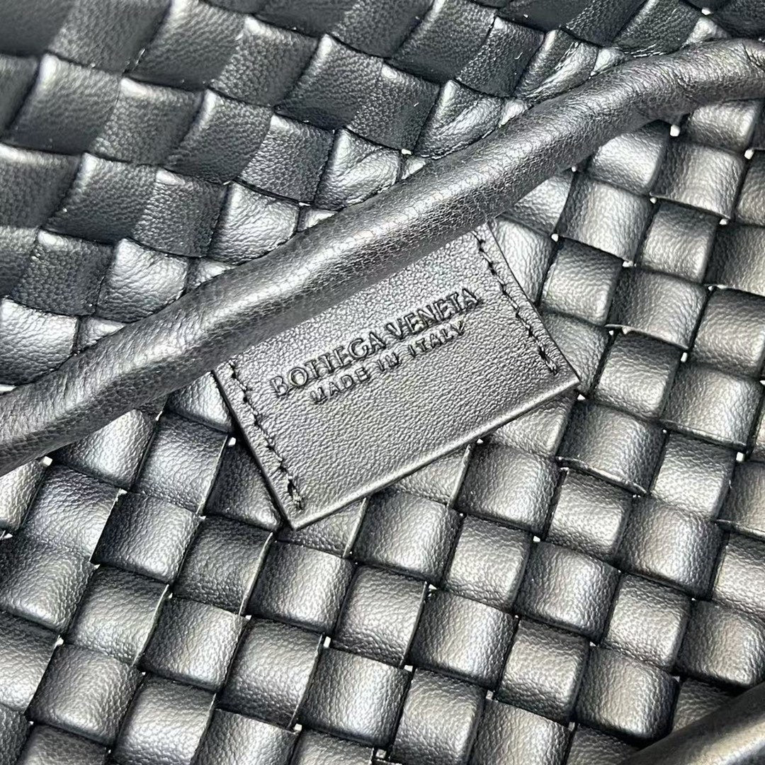Petit sac à main BV Cobble Top Handle 23 cm en cuir d'agneau noir