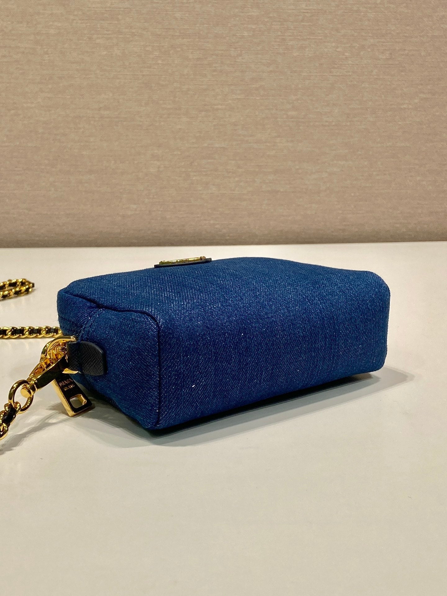 MINI SAC 14 EN DENIM BLEU AZUR QUINCAILLERIE DORÉ