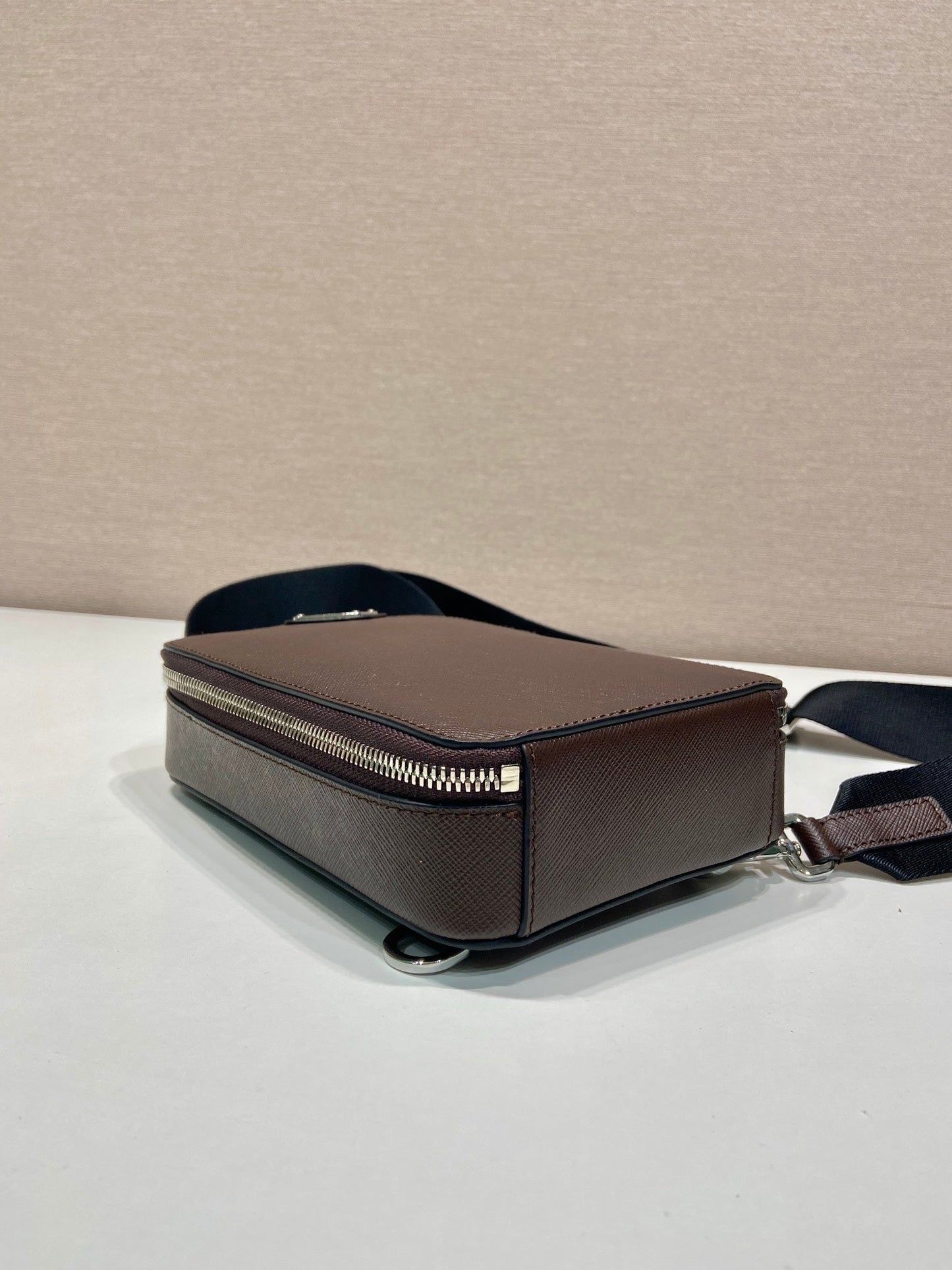 BOLSO DE PECHO 20 EN PIEL SAFFIANO CHOCOLATE