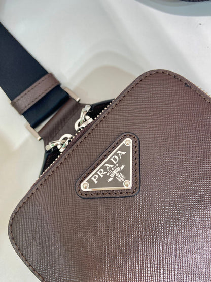 BOLSO DE PECHO 20 EN PIEL SAFFIANO CHOCOLATE