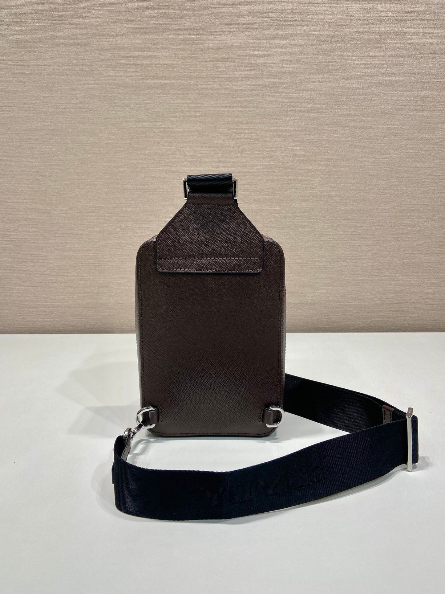 BOLSO DE PECHO 20 EN PIEL SAFFIANO CHOCOLATE