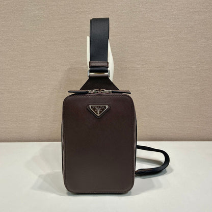 BOLSO DE PECHO 20 EN PIEL SAFFIANO CHOCOLATE