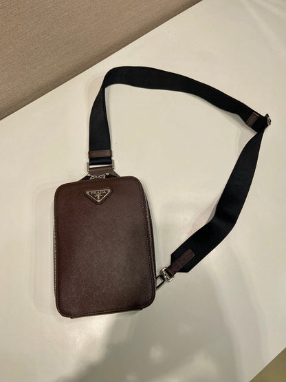 BOLSO DE PECHO 20 EN PIEL SAFFIANO CHOCOLATE