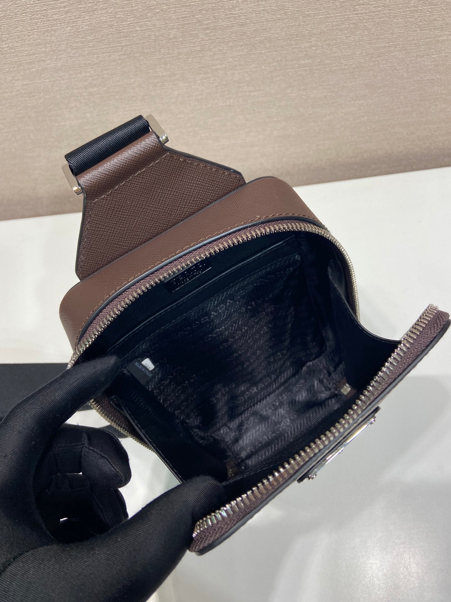 BOLSO DE PECHO 20 EN PIEL SAFFIANO CHOCOLATE