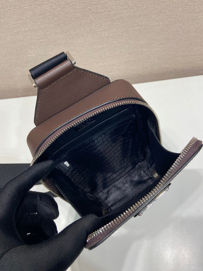 BOLSO DE PECHO 20 EN PIEL SAFFIANO CHOCOLATE