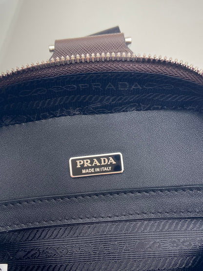 BOLSO DE PECHO 20 EN PIEL SAFFIANO CHOCOLATE