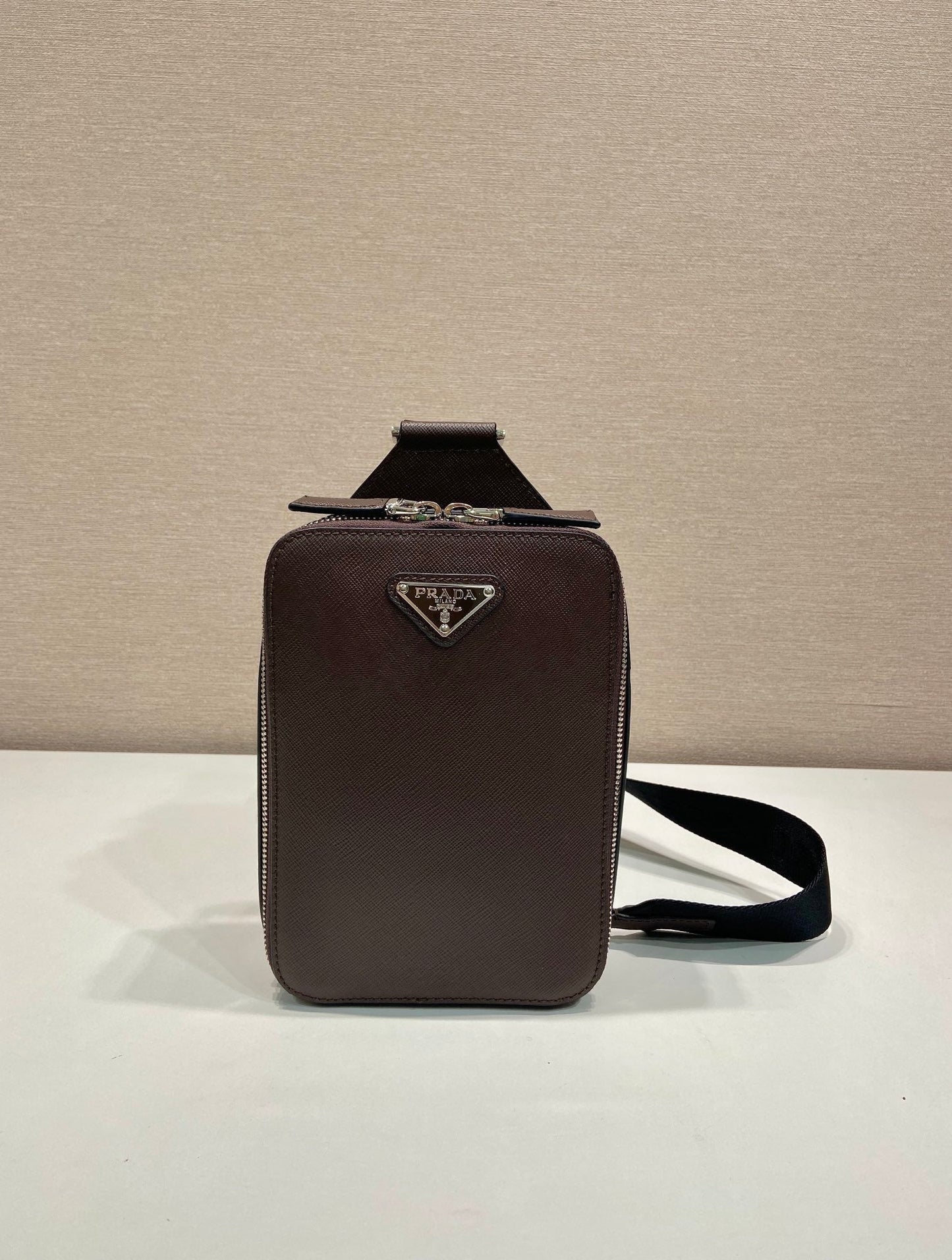 BOLSO DE PECHO 20 EN PIEL SAFFIANO CHOCOLATE