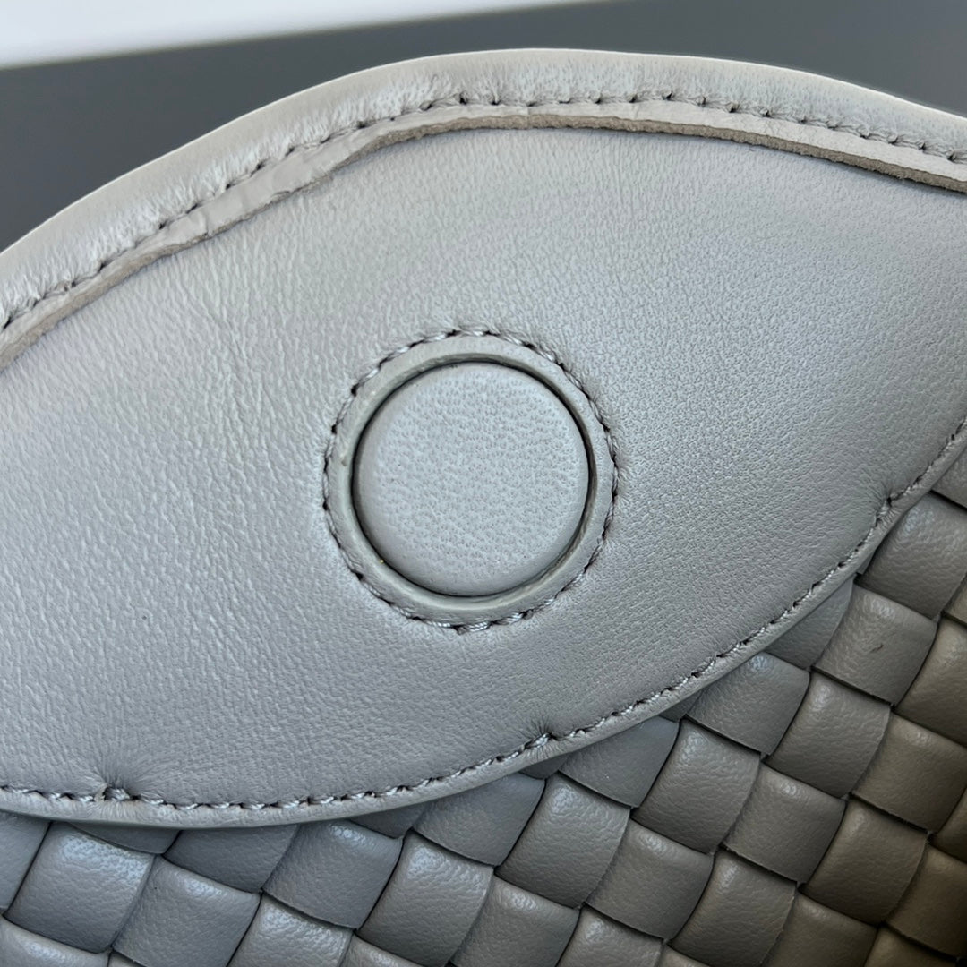 Petit sac à main BV Cobble Top Handle 23 cm en cuir d'agneau gris