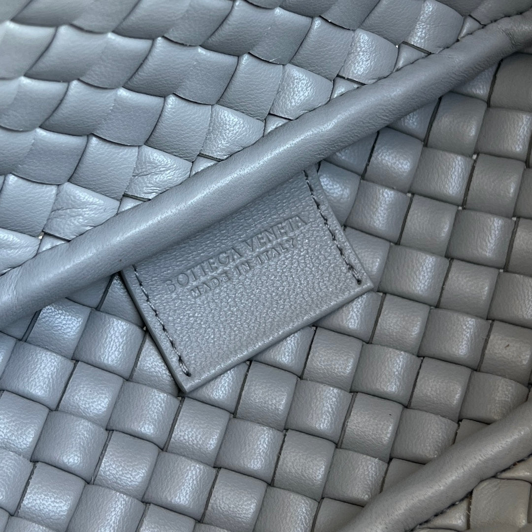 Petit sac à main BV Cobble Top Handle 23 cm en cuir d'agneau gris