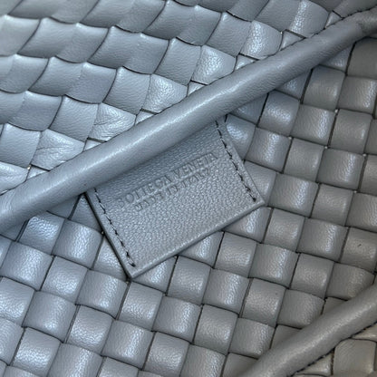 Petit sac à main BV Cobble Top Handle 23 cm en cuir d'agneau gris