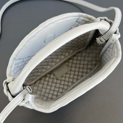 Petit sac à main BV Cobble Top Handle 23 cm en cuir d'agneau gris