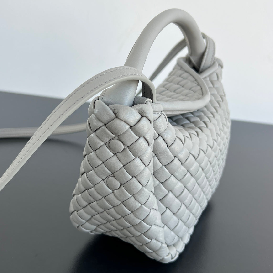 Petit sac à main BV Cobble Top Handle 23 cm en cuir d'agneau gris