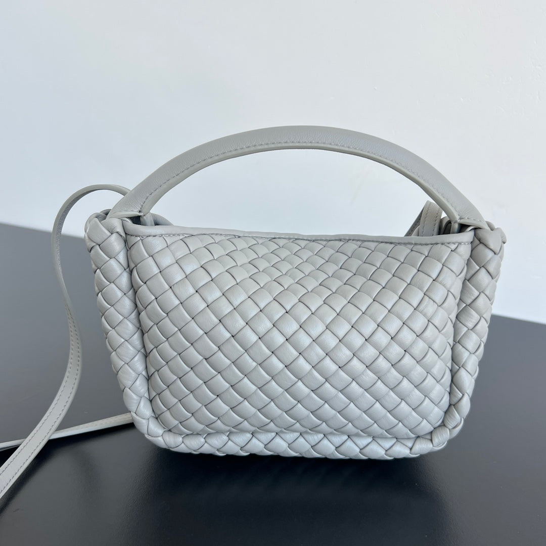 Petit sac à main BV Cobble Top Handle 23 cm en cuir d'agneau gris