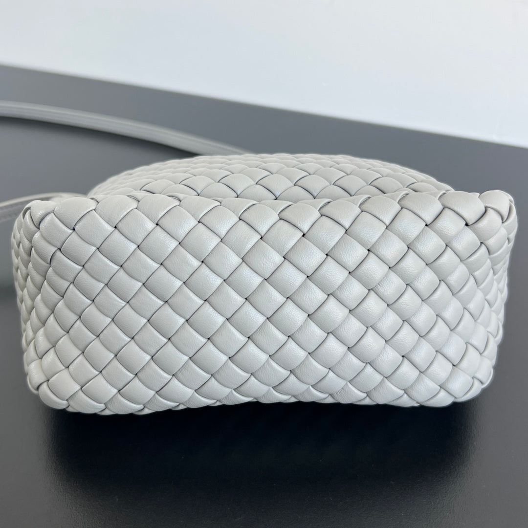 Petit sac à main BV Cobble Top Handle 23 cm en cuir d'agneau gris