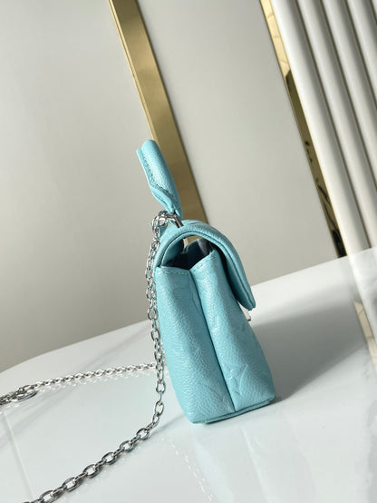 NANO MADELEINE 21 EN CUIR DE VEAU GAUFRÉ BLEU CIEL, QUINCAILLERIE ARGENTÉE