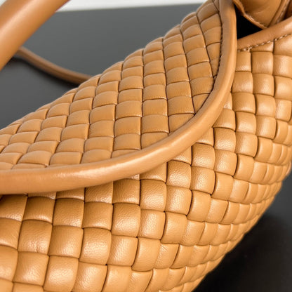 Petit sac à main BV Cobble avec poignée supérieure 23 cm en cuir d'agneau doré