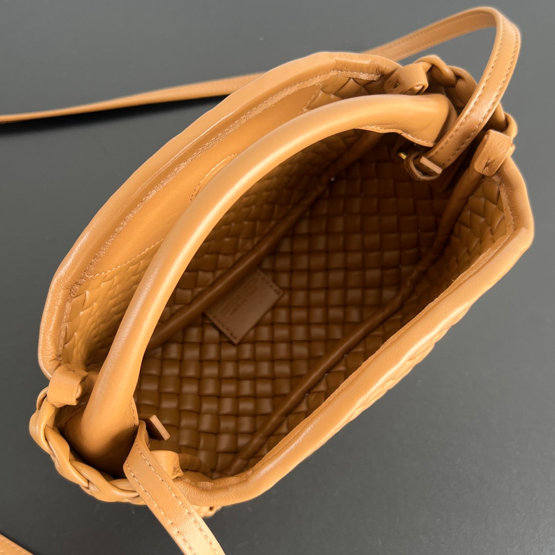 Petit sac à main BV Cobble avec poignée supérieure 23 cm en cuir d'agneau doré